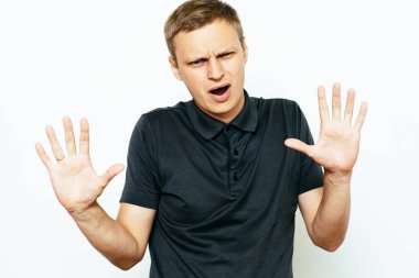 Adam korkudan korkuyor.