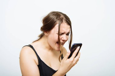 Stüdyo geçmişinde akıllı telefonu olan bir kadın.