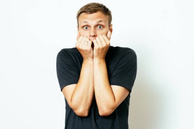 Adam tırnaklarını yiyor.