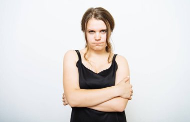 Stüdyo arka planında kızgın bir kadın