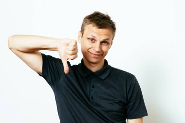 Adam baş parmak hareketi gösteriyor.