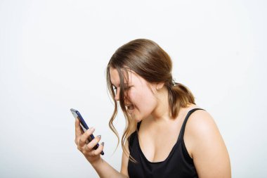 Stüdyo geçmişinde akıllı telefonu olan bir kadın.