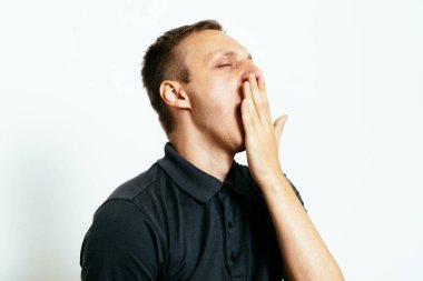 Esniyor. Fotoğraf stüdyosundaki adam.