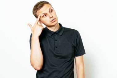 Parmağıyla şakağına dokunan öfkeli bir adamın yakın plan portresi. Delirdin mi sen??