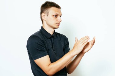 Adam alkışlar ve alkışlar