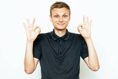 Adam her şeyin yolunda olduğunu gösteriyor, merak etme. Her şey yolunda. Jest yap. Portreyi kapat.