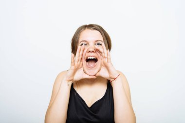 Birilerini ara. Stüdyo arka planında bir kadın