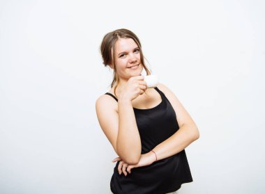 Stüdyo arka planında fincan olan kadın.