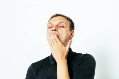 Esniyor. Fotoğraf stüdyosundaki adam.