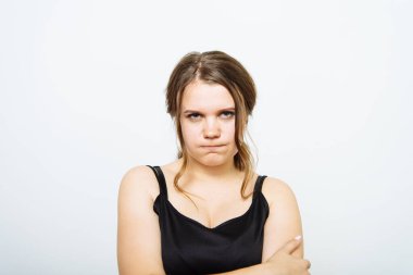 Stüdyo arka planında kızgın bir kadın