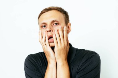 Fotoğraf stüdyosundaki bitkin üzgün adam.
