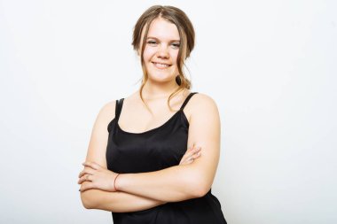 Kollarını kavuşturmuş bir kadının portresi.