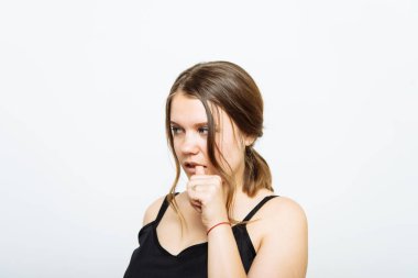 Kadın tırnaklarını yiyor.