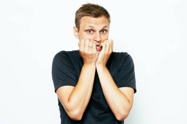 Adam tırnaklarını yiyor.