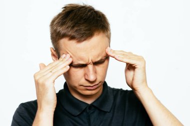 Fotoğraf stüdyosundaki adamlarda baş ağrısı