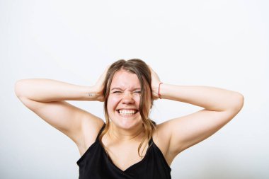 Stüdyonun arka planında kızgın çığlık atan kadın.