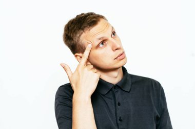 Parmağıyla şakağına dokunan öfkeli bir adamın yakın plan portresi. Delirdin mi sen??