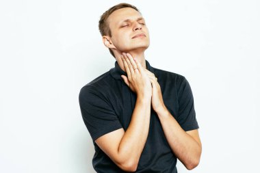 Fotoğraf stüdyosunda boğazı ağrıyan adam.