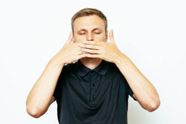 Adam ağzını kapatır.