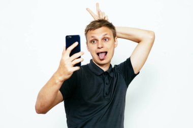 Adam fotoğraf stüdyosunda özçekim yapıyor.