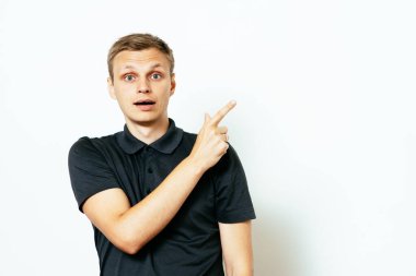 Genç adam, parmağıyla birini ya da bir şeyi işaret ediyor. Olumlu insan yüzü ifadeleri, duygular, duygular, tutum, yaklaşım