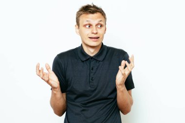 Adam ellerini havaya kaldırıyor.