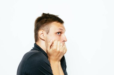 Adam tırnaklarını yiyor.