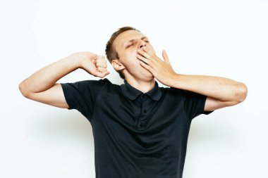 Esniyor. Fotoğraf stüdyosundaki adam.