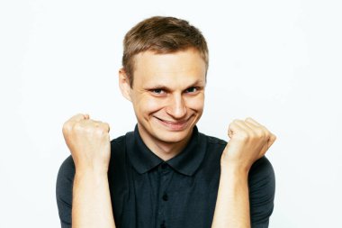 Neşeli, çok mutlu bir adam.