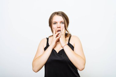 Stüdyoda çalışan ümitsiz kadın.