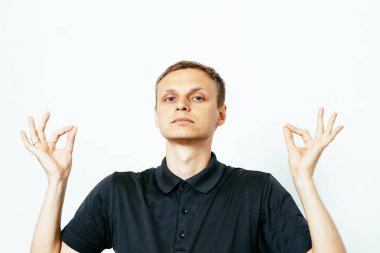 Portre adam, gözleri kapalı, meditasyonda