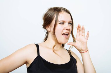 Birilerini ara. Stüdyo arka planında bir kadın