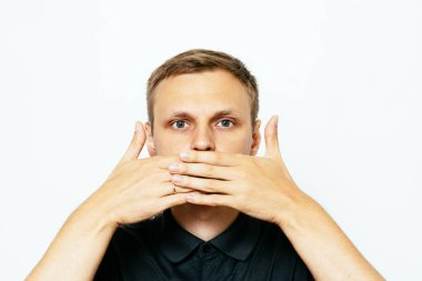 Adam ağzını kapatır.