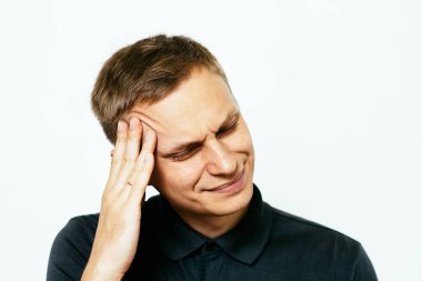 Fotoğraf stüdyosundaki adamlarda baş ağrısı