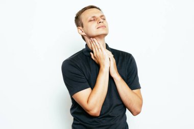Fotoğraf stüdyosunda boğazı ağrıyan adam.