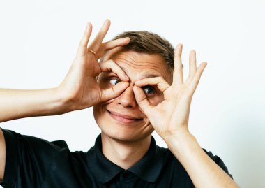 Adam elleriyle dürbün yapıyor.