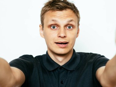 Adam fotoğraf stüdyosunda özçekim yapıyor.