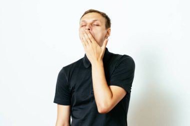 Esniyor. Fotoğraf stüdyosundaki adam.