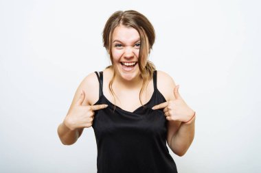 Bir kadın bana kim olduğumu soruyor, parmaklarını göstererek..