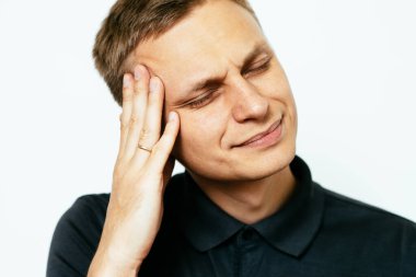 Fotoğraf stüdyosundaki adamlarda baş ağrısı