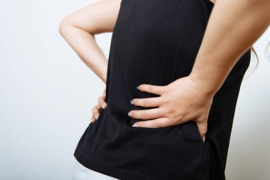 Stüdyo geçmişi olan sırt ağrısı olan bir kadın.