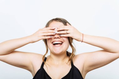 Kadın elleriyle gözlerini kapatıyor.