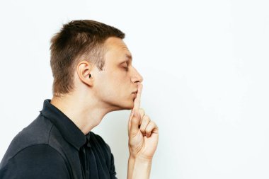 Adam parmağını onun dudaklarına koydu.