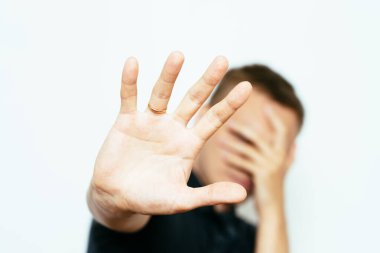 Adam korkudan korkuyor.