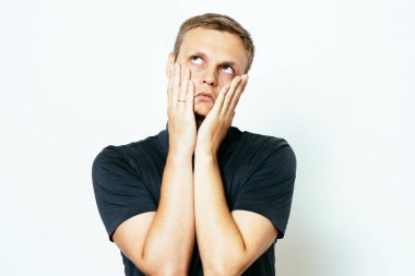 Fotoğraf stüdyosundaki bitkin üzgün adam.