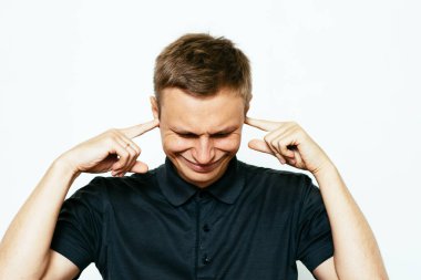 Fotoğraf stüdyosunda kulaklarını kapat.