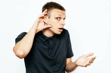 Kulak misafiri olur, dinlemeye çalışır..