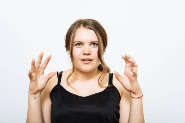 Stüdyo arka planında kızgın bir kadın