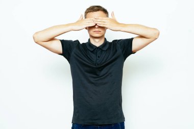 Erkekler gözlerini onun elleriyle kapatır.