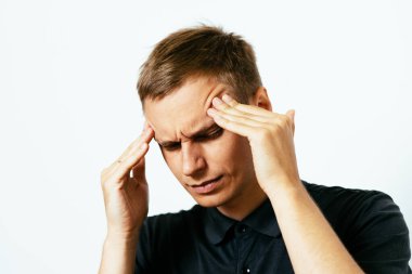 Fotoğraf stüdyosundaki adamlarda baş ağrısı